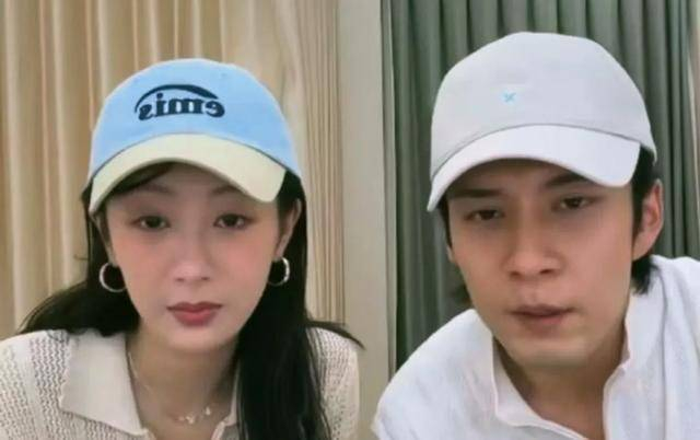归根结底,这场直播之所以能火,完全在于杨紫和韩东君的真实互动。没有刻意剧本,没有尴尬的营业桥段,杨紫不懂梗就直白提问,不端明星架子;韩东君顺势接梗,自然又默契。正是这种轻松有趣的氛围,最能打动观众。在网红梗满天飞的网络时代,杨紫的不懂反而显得格外珍贵,这份不迎合、不伪装的纯真,正是她圈粉无数的关键。而韩东君能够精准接住剧粉的梗,也体现出他对粉丝的用心,两人的互动满是真诚与温暖。 总的来说,杨紫直播被韩东君套路、呆萌追问落地签的名场面,不仅笑点满满,更让大家看到了明星私下真实可爱的一面。没有刻意炒作,没有复杂套路,简单而纯粹的互动最打动人心。期待两人后续能兑现承诺,一起合拍落地签,为粉丝带来更多惊喜和欢乐!