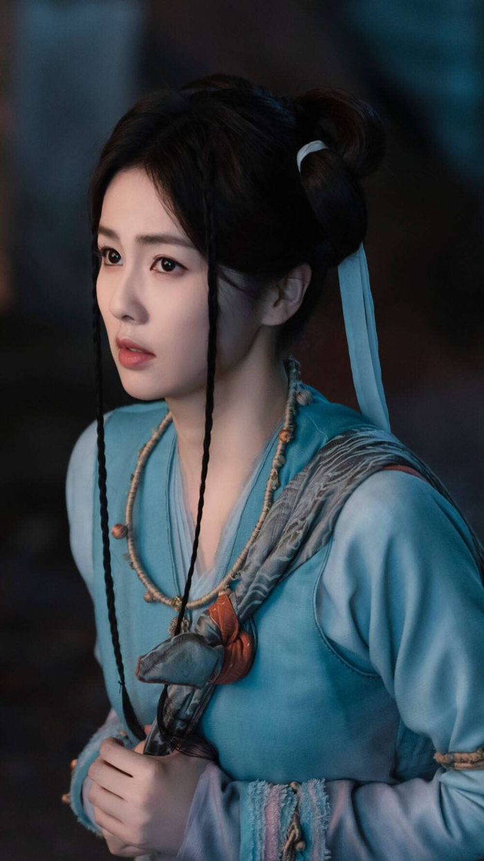 从默默无名的守山弟子，到如今断层顶流，白鹿的逆袭之路隐藏着两个关键词：清醒与坚持。当古偶剧被批流水线生产时，她用《警察荣誉》尝试正剧转型；当仙侠题材遇冷时，她用《临江仙》证明，只要角色立得住，观众就愿意买单。如今的她，已不再依赖角色光环，而是能让角色因她而发光的真正扛剧者。