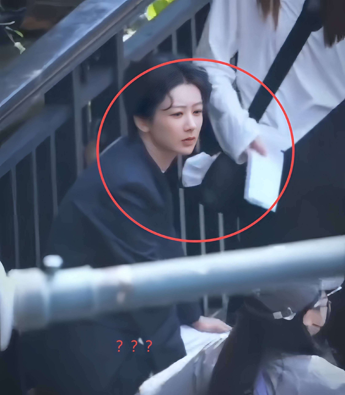 那些曾经等着看她过了三十就走下坡路的声音，如今大概只能沉默。因为事实已经一次次证明，真正有生命力的女演员，从来不会被年龄定义，也不会被身材标准困住。相反，她们在不断经历、不断选择之后，反而活得越来越松弛、越来越坚定，而杨紫正是这样一个在时间里慢慢长出力量的人。