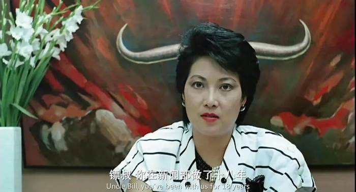 在1987年香港经典喜剧电影《富贵逼人》中，梁珊饰演电视台高层吕魔头，也是她“御用恶女”代表角色之一。（剧集截图）