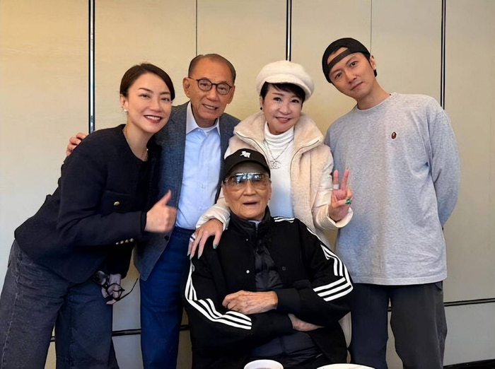 现在刷短视频,三分钟爆一个猛料,五分钟有人形象崩塌。