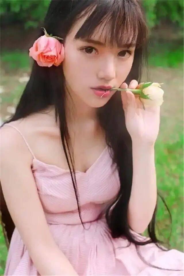 这段承载青春记忆的关系，最终留给公众的启示或许是——热烈无需后悔，但成长教会我们：爱他人之前，先守护自己的光芒。大家认为黄灿灿是“恋爱脑上头”吗？欢迎留言讨论！