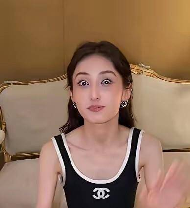 热搜会退去，路透图会模糊，但那个让人一眼就认出的圆脸国民妹妹，真的再也回不来了。
