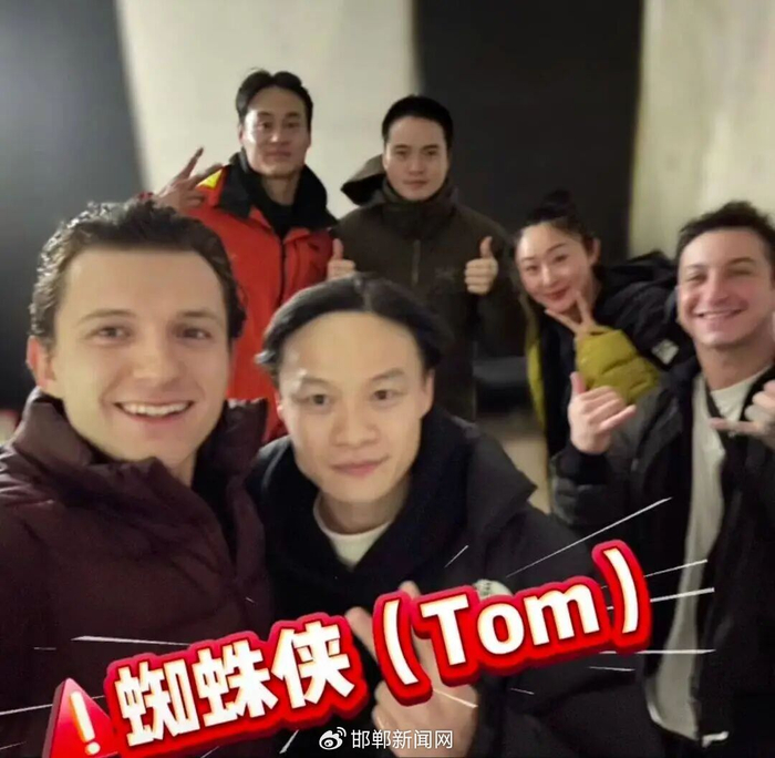 ​河北邯郸籍演员范小双与“荷兰弟”等演员合影（来源：当事人社交账号）
