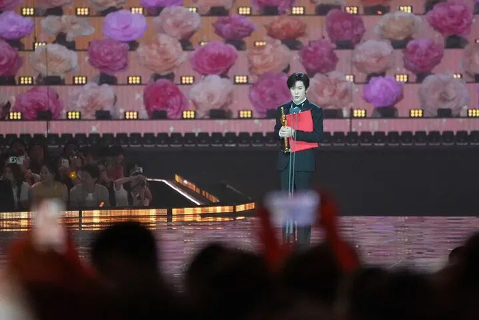 获最佳男主角奖的易烊千玺在台上领奖。新华社记者 谢晗 摄