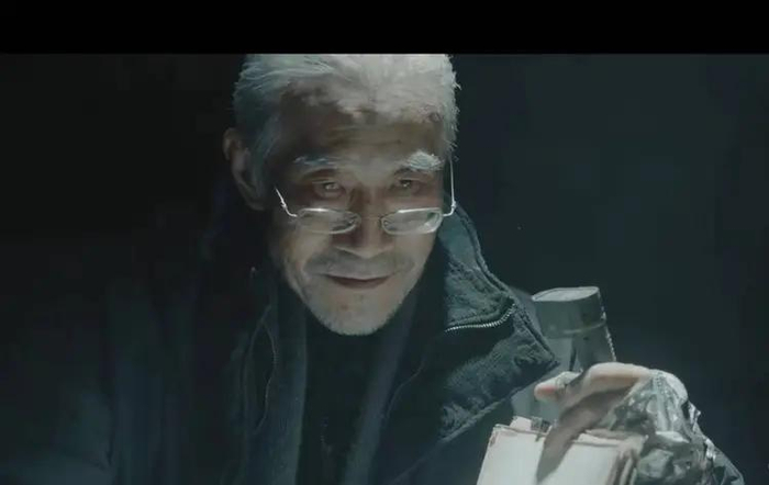 图为《流浪地球3》预告片中由李雪健饰演的周喆
